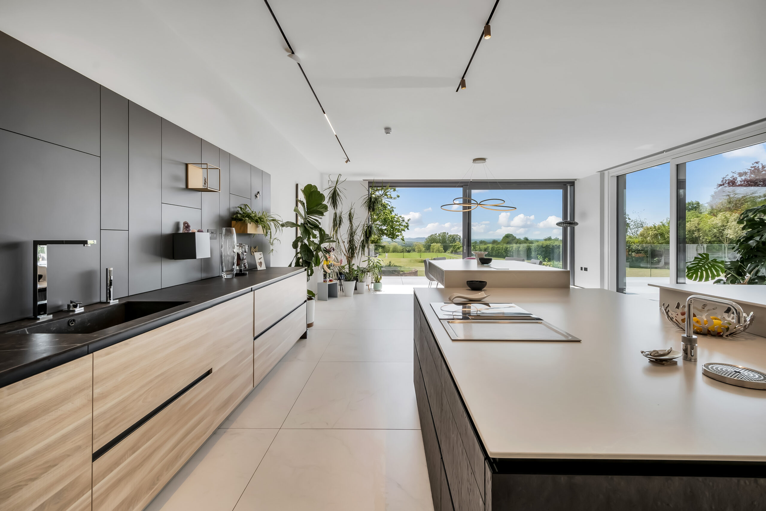 THE HOUSE ABOVE THE HORIZON59